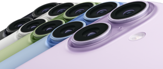 iPhone 17 mostrato da dietro, sistema a doppia fotocamera Fusion, cinque colori disponibili, sovrapposti l’uno sull’altro: nero, bianco, salvia, azzurro nebbia e lavanda