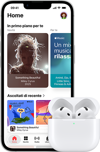 iPhone 17e mostrato di fronte, schermata Home con app Apple Music, affiancato a un paio di AirPods Pro 3 nella custodia di ricarica MagSafe aperta